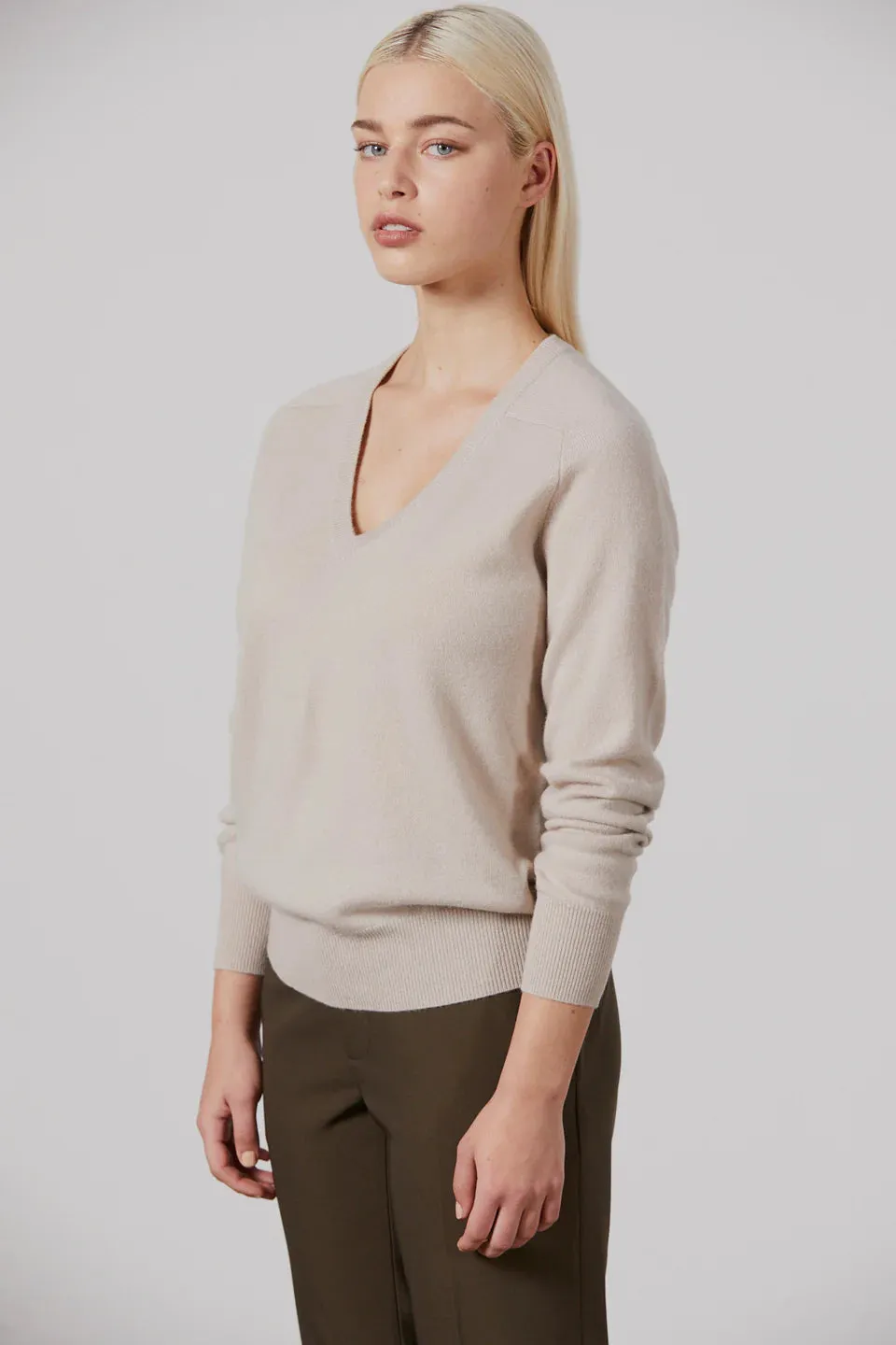 Laing - Amy Cashmere V-Neck Putty/Almond/Black